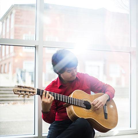 ren<s:1> Villareal在摩根大学中心弹吉他