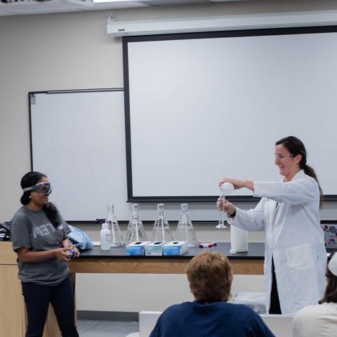 化学老师在教室前面给学生讲课