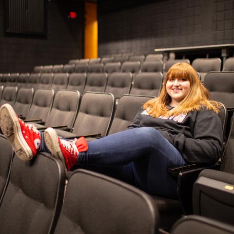 剧院的学生坐在剧院的座位上